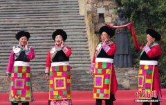 四川茂县羌族民众载歌载舞欢庆羌年